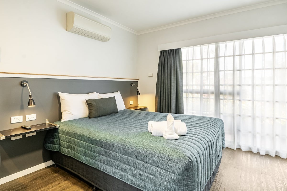 Superior Queen Room - Dog Friendly | Premium bedding, iron/ironing board, WiFi (free), individually decorated
