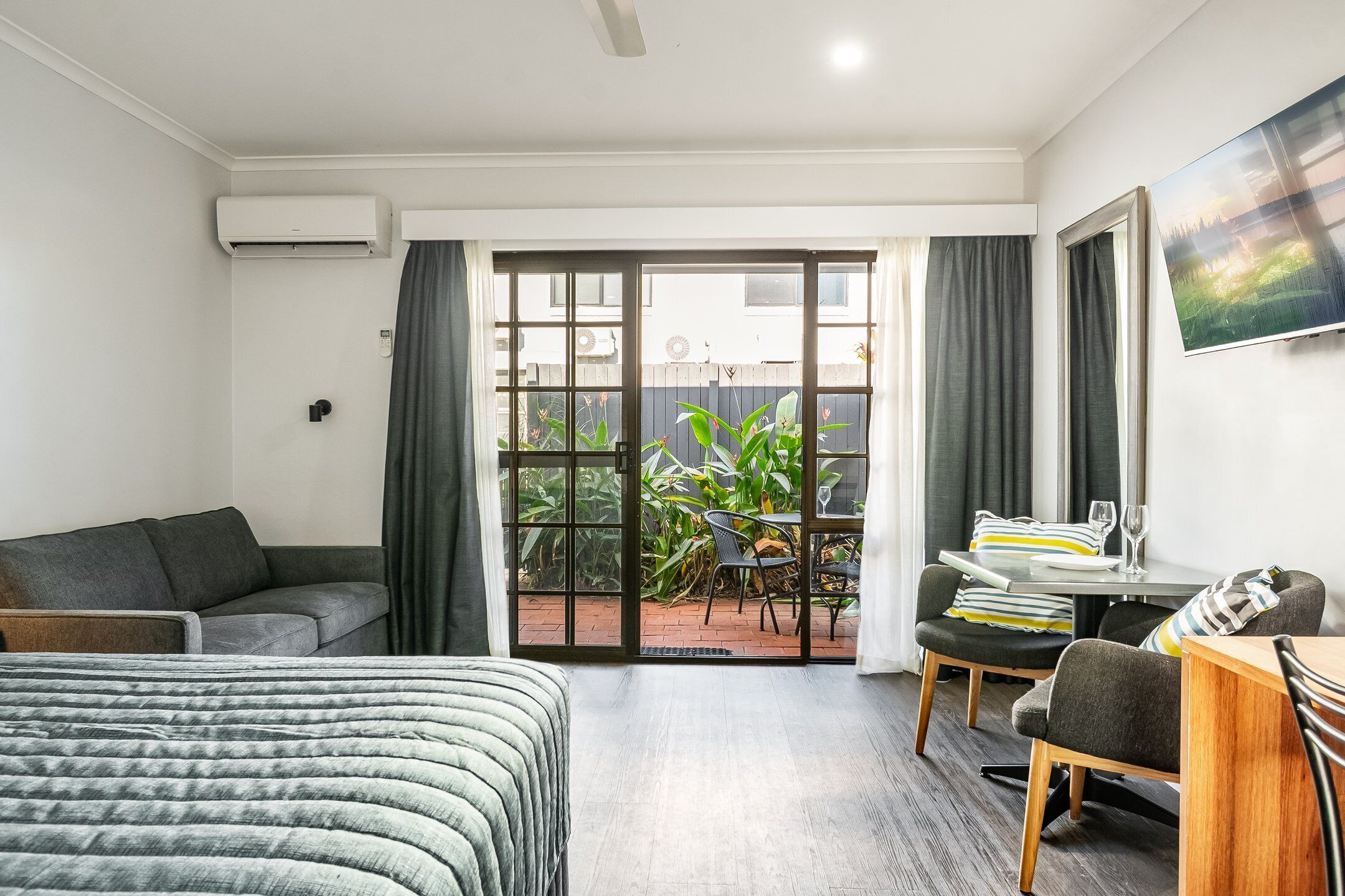 King Studio - Pet Friendly | Premium bedding, individually decorated, individually furnished