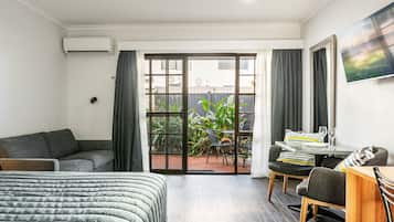 King Studio - Pet Friendly | Premium bedding, individually decorated, individually furnished