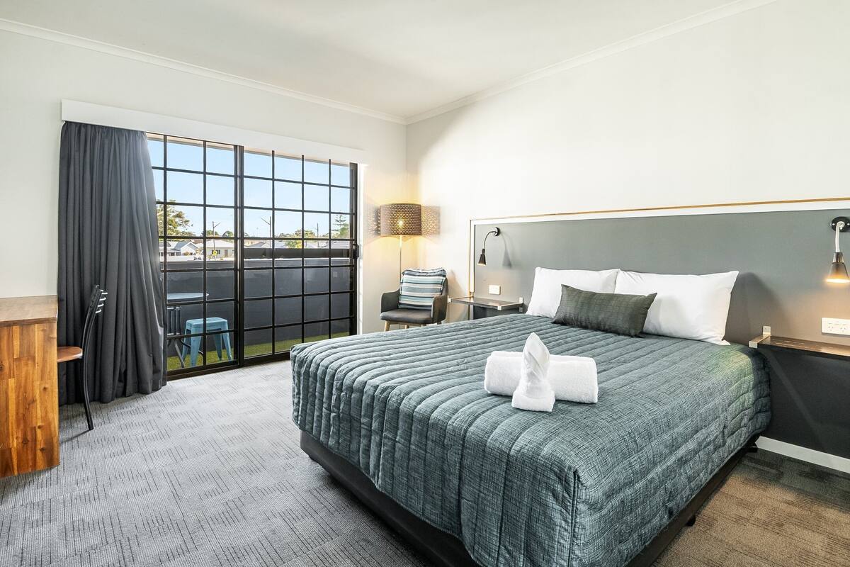 2-Bedroom Suite - Dog Friendly | Premium bedding, iron/ironing board, WiFi (free), individually decorated