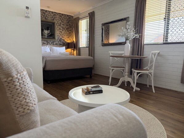  Premium Queen  | Free WiFi, bed sheets