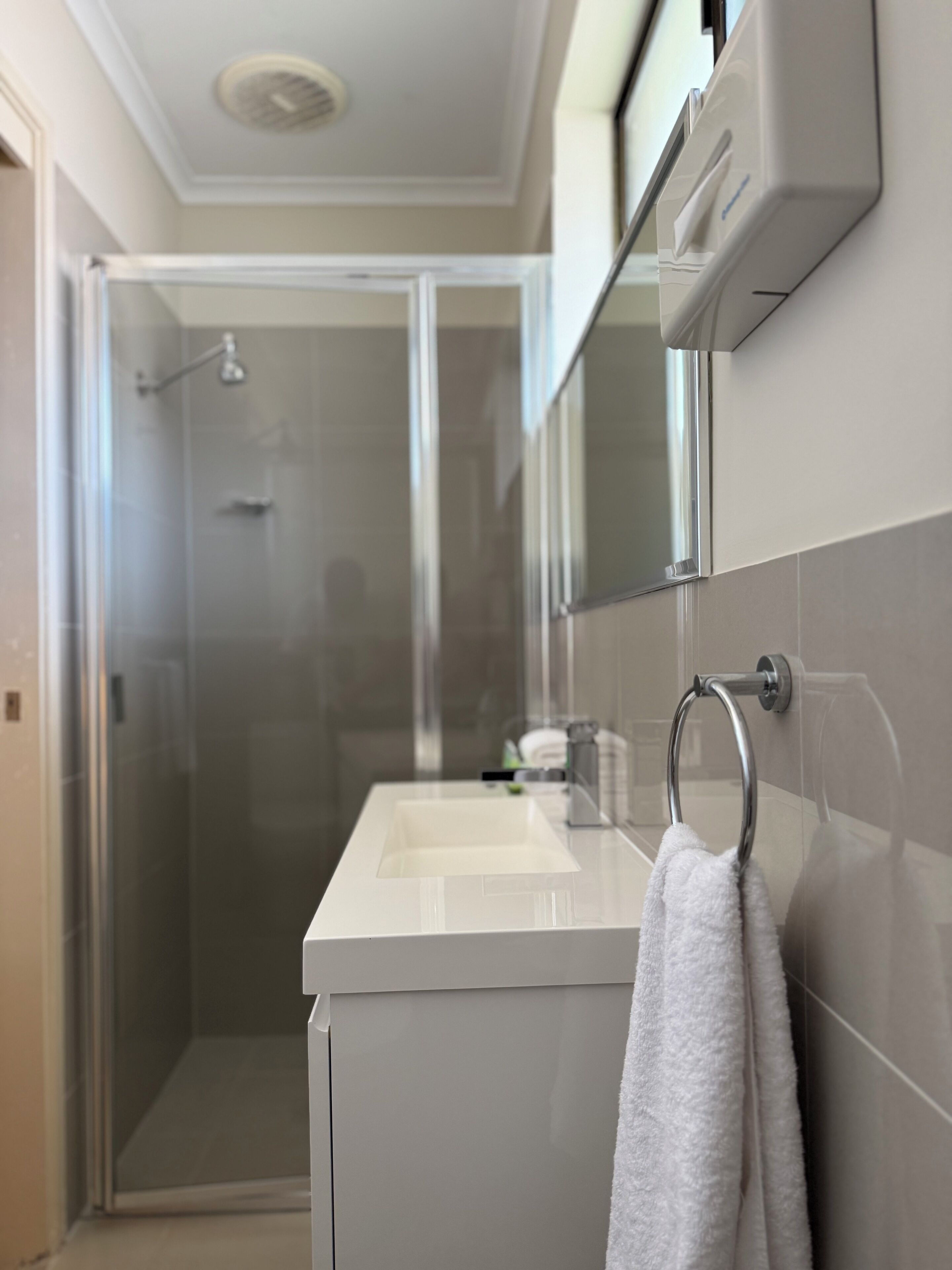  Premium Queen  | Bathroom | Free toiletries, towels