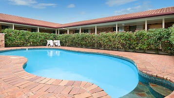 Una piscina al aire libre (de 08:00 a 19:00), tumbonas