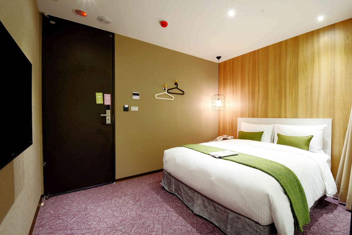 1 bedroom, Frette Italian sheets, premium bedding, Select Comfort beds