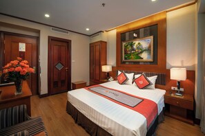 Deluxe Twin kamer | 1 slaapkamer, een minibar, een kluis op de kamer, een bureau