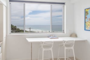 Premium-Apartment, 2 Schlafzimmer, Meerblick | Wohnbereich | Plasmafernseher, DVD-Player