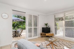 1 Bedroom Garden View Apartment | Living room - Grandview Apartments Ballina (East Ballina)