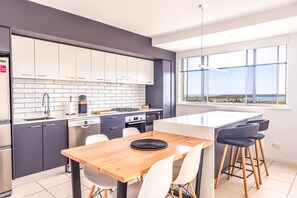 Premium-Apartment, 2 Schlafzimmer, Flussblick | Eigene Küche | Großer Kühlschrank, Mikrowelle, Ofen, Herdplatte
