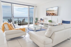 2 Bedroom Ocean View Premium Apartment | Living area