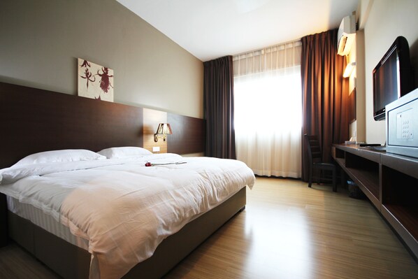 Premier Deluxe Room (King) | Desk, laptop workspace, soundproofing, iron/ironing board