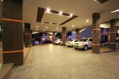 Estacionamiento gratis. Aroma Hotel