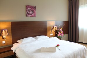 Dobbeltrom – deluxe | Skrivebord, skrivebord for bærbar PC, lydisolert og strykejern/-brett