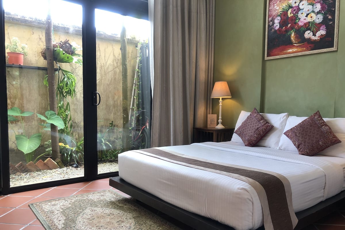 Premium bedding, in-room safe, desk, iron/ironing board (on request)