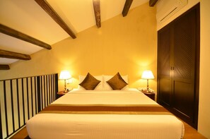 Premium bedding, in-room safe, desk, iron/ironing board - Spices Hotel (George Town)