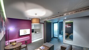 Suite Keluarga | Minibar, brankas, meja kerja, dan tirai kedap cahaya