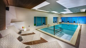 Kolam renang indoor