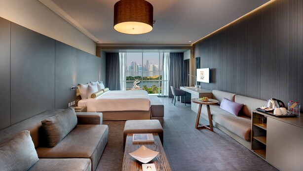 Kamar Premium, pemandangan danau | Minibar, brankas, meja kerja, dan tirai kedap cahaya