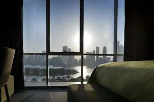 ห้องแฟมิลี่สวีท, 2 ห้องนอน | มินิบาร์, ตู้นิรภัยในห้องพัก, โต๊ะทำงาน, ผ้าม่านกันแสง