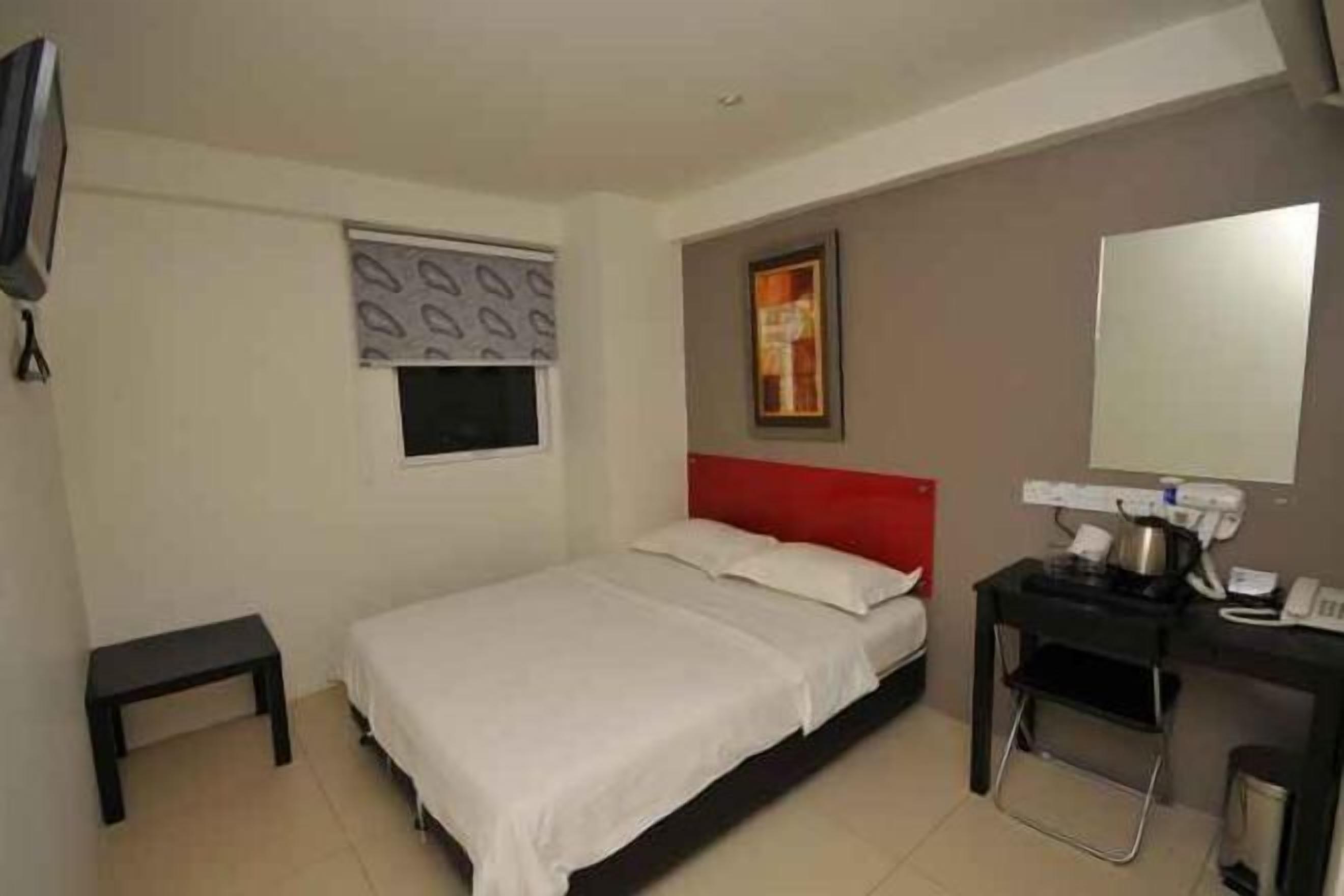 Escritorio, wifi gratis y ropa de cama 