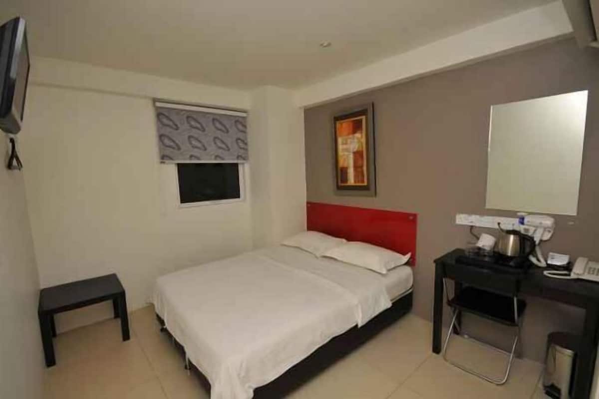Escritorio, wifi gratis y ropa de cama