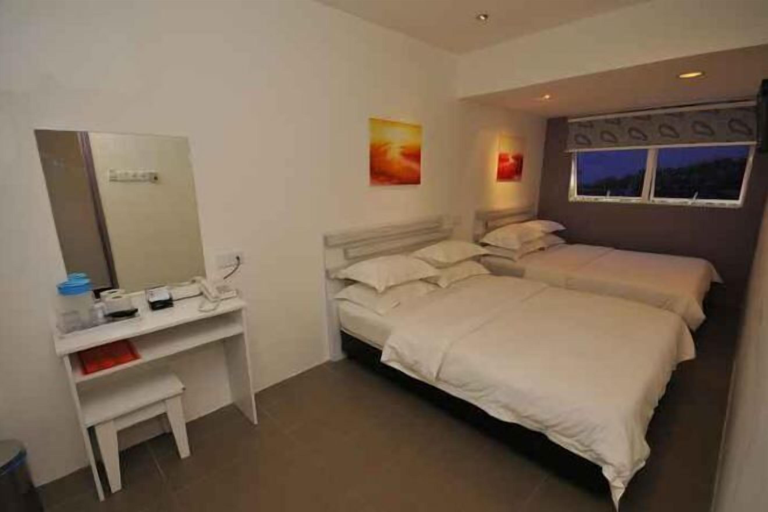 Escritorio, wifi gratis y ropa de cama 