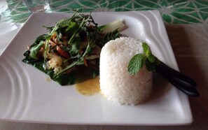 Petit déjeuner, déjeuner et dîner servis sur place