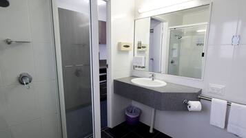 Habitació amb dos llits individuals executiva, diversos llits | Bany | Dutxa, articles de tocador gratuïts, assecador de cabells i tovalloles