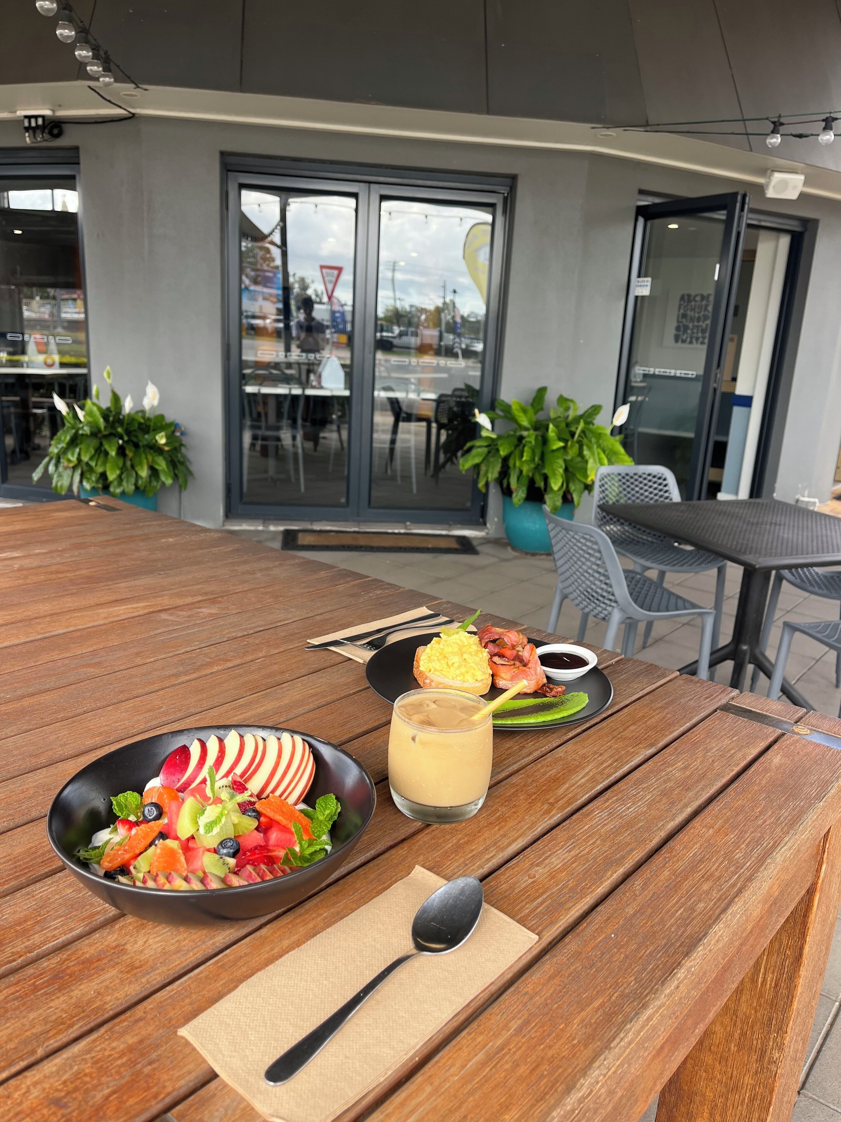 Phục vụ bữa sáng và bữa tối 