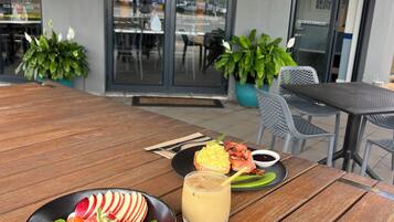 Phục vụ bữa sáng và bữa tối