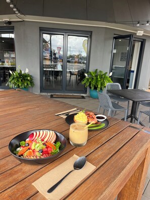 Breakfast and dinner served - Sugar Country Motor Inn (Bundaberg West)