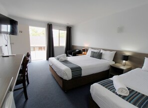 行政雙床房, 多張床 | 熨斗/熨衫板、嬰兒床 (收費)、免費 Wi-Fi、床單