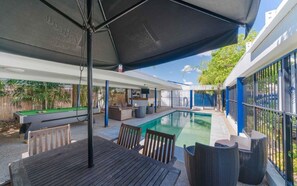 Outdoor pool - The Cosmopolitan Motel and Serviced Apartments (Rockhampton)