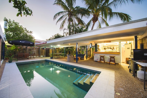 BBQ/picnic area - The Cosmopolitan Motel and Serviced Apartments (Rockhampton)