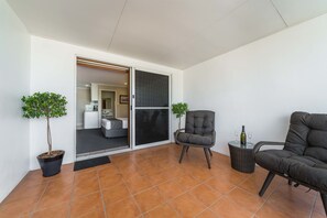 Standard One Bedroom Apartment | Iron/ironing board, free WiFi, bed sheets, wheelchair access - The Cosmopolitan Motel and Serviced Apartments (Rockhampton)