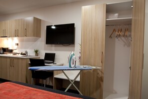 Queen Room with Kitchenette | Room amenity