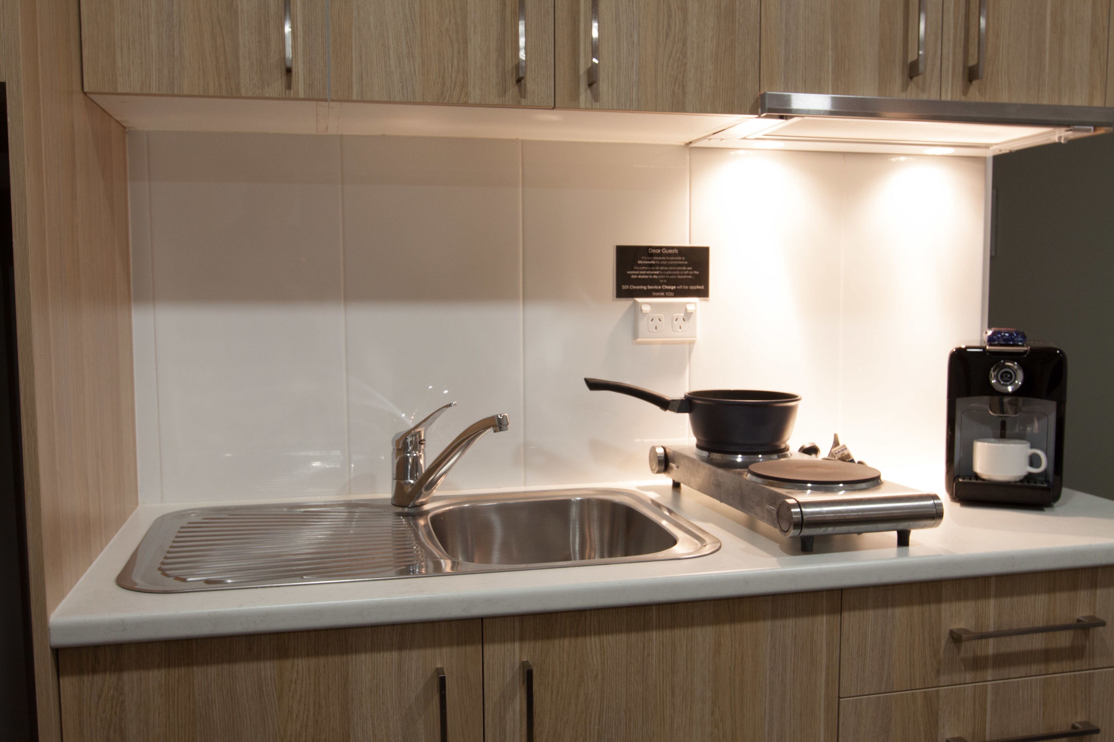 ファミリー ルーム | 専用簡易キッチン | 冷蔵庫、電子レンジ、コーヒー / ティーメーカー、電気ポット