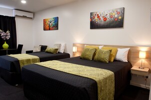 Estúdio, cozinha americana (Twin) | Escrivaninha, quartos à prova de som, ferros/tábuas de passar roupa