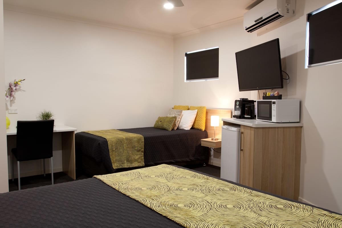 Escritorio, sistema de insonorización y tabla de planchar con plancha