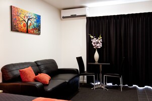 Estúdio standard, cozinha americana (Queen) | Área de estar | TV LCD 42 polegadas com canais digitais, TV