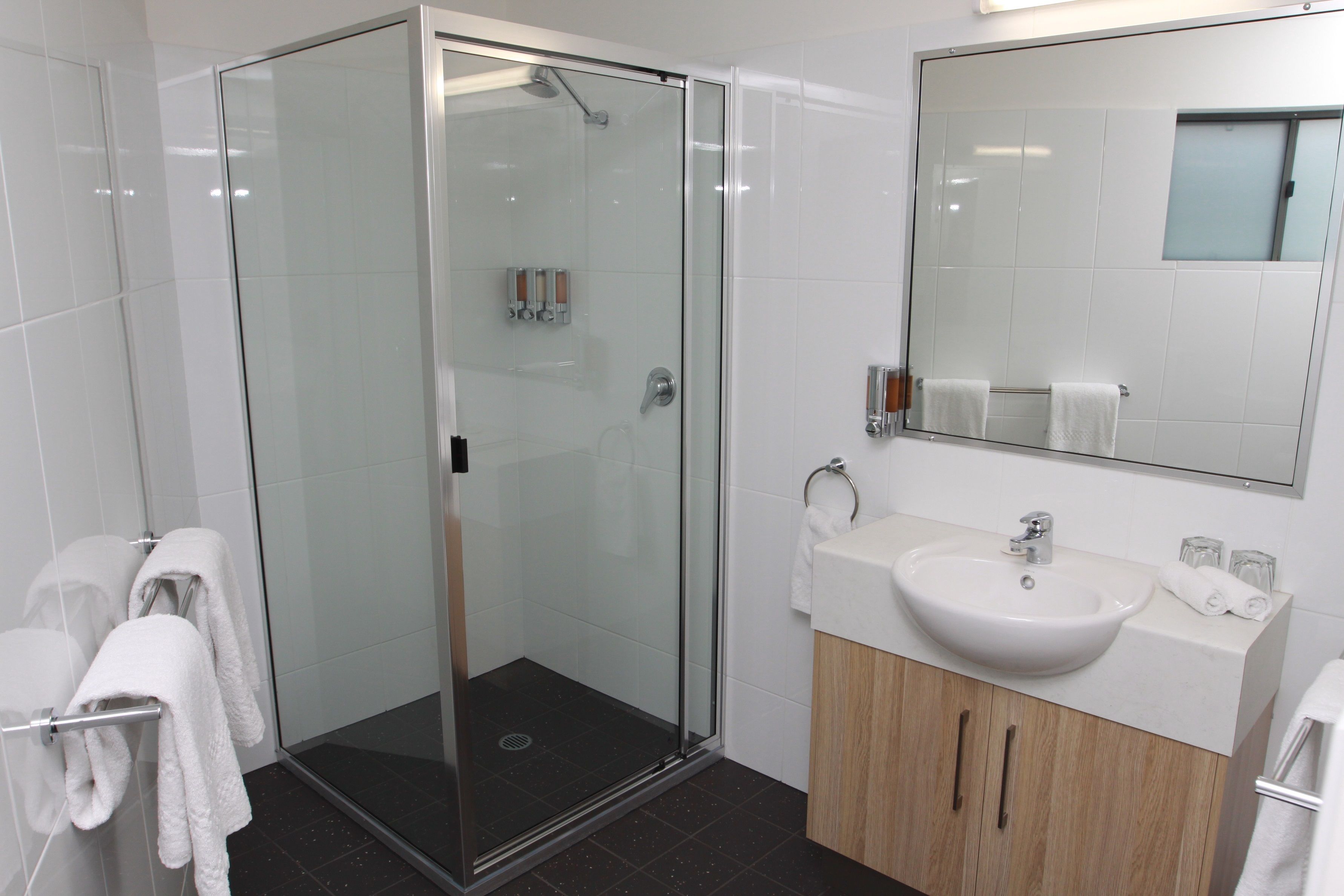 Rum (Upstairs Queen Single) | Badrum | Dusch, hårtork och handdukar