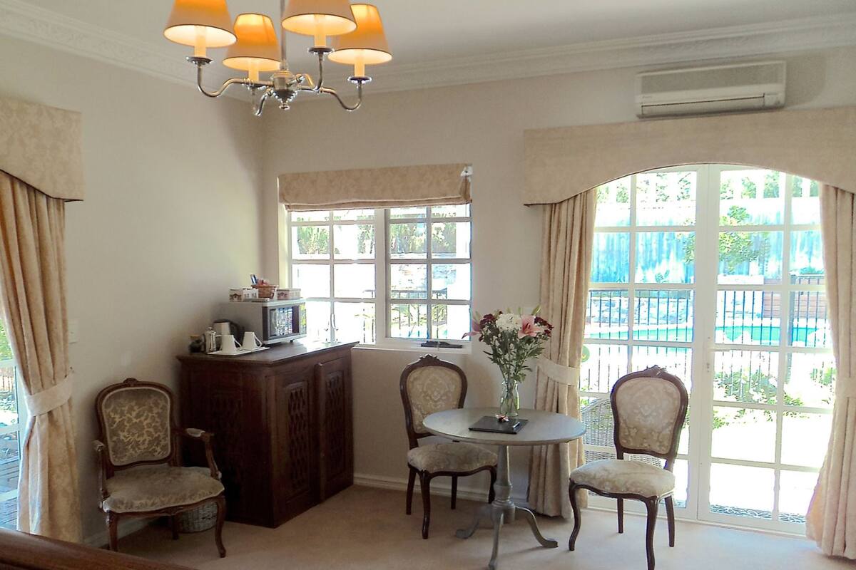 Classic-Suite, 1 King-Bett, Gartenblick | Minibar, individuell dekoriert, individuell eingerichtet, Schreibtisch