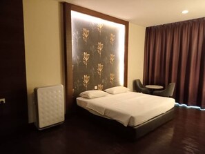 Business Suite, Garden View | Living area | Flat-screen TV