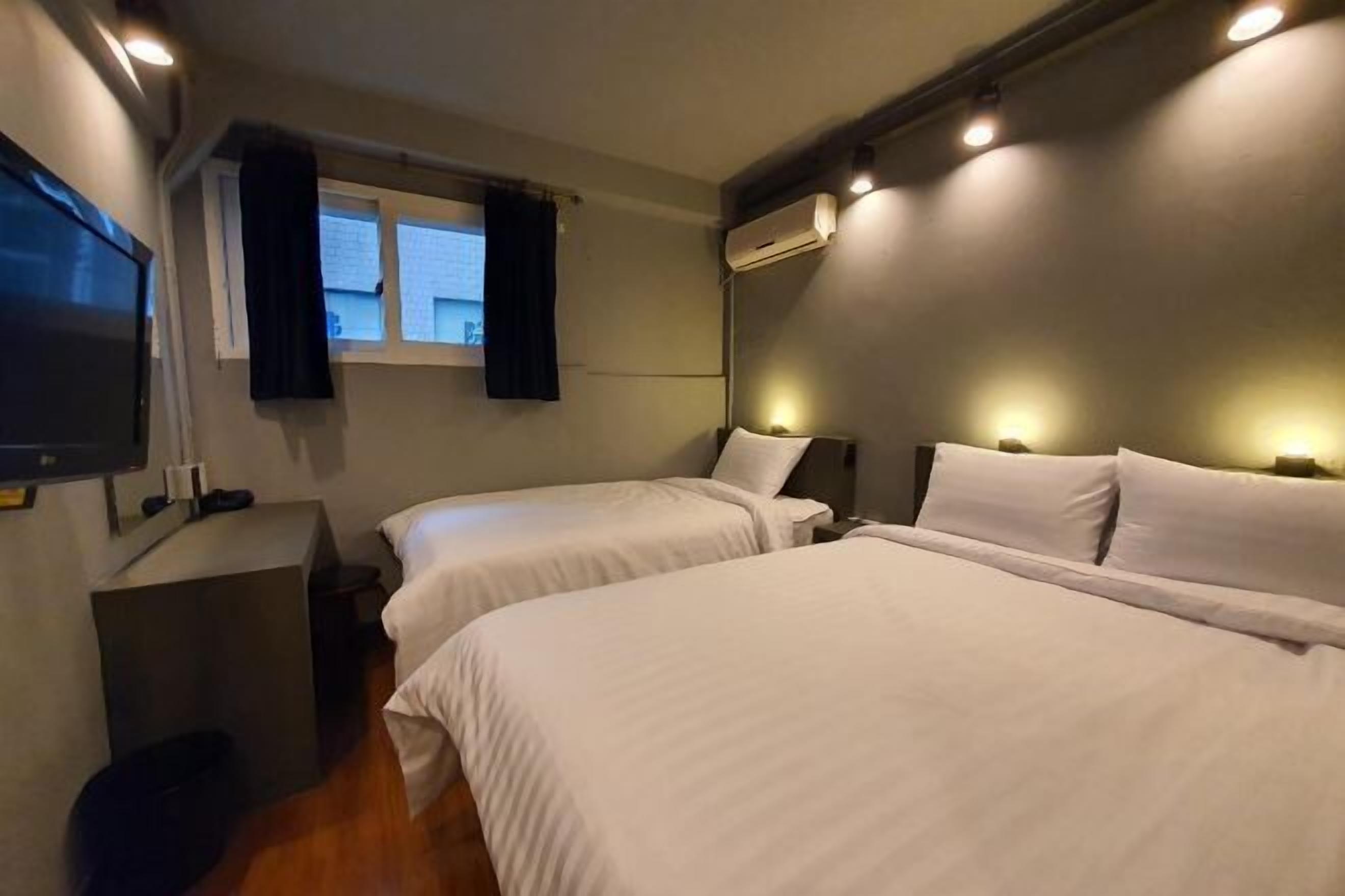 Premium bedding, in-room safe, blackout drapes, soundproofing