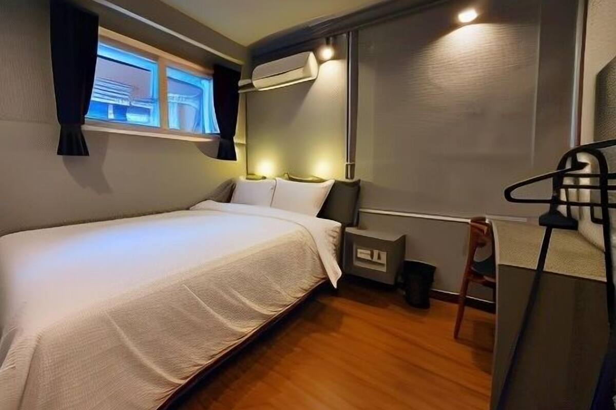 Ropa de cama de alta calidad y caja de seguridad en la habitación