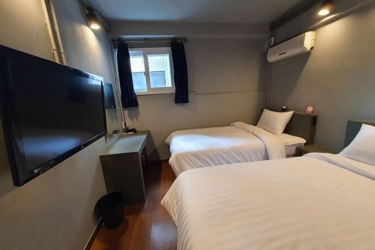 Ropa de cama de alta calidad y caja de seguridad en la habitación