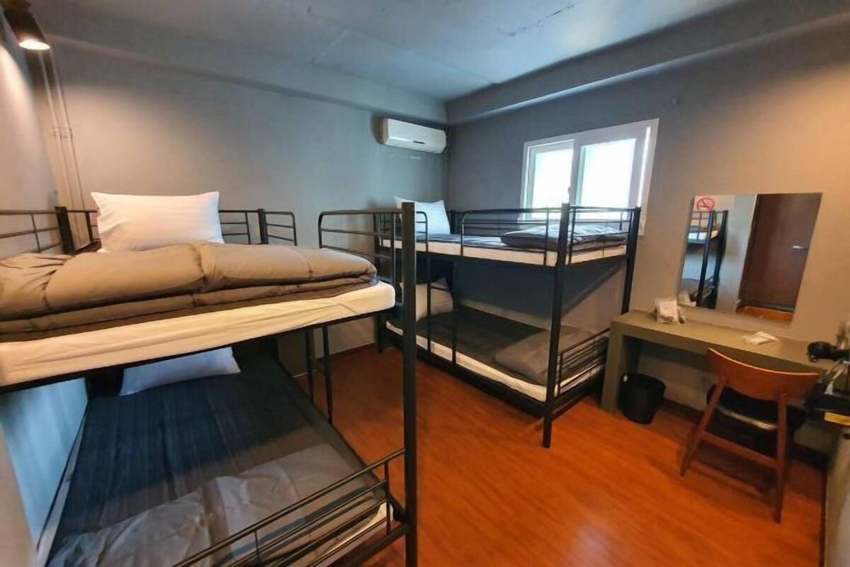 Ropa de cama de alta calidad y caja de seguridad en la habitación
