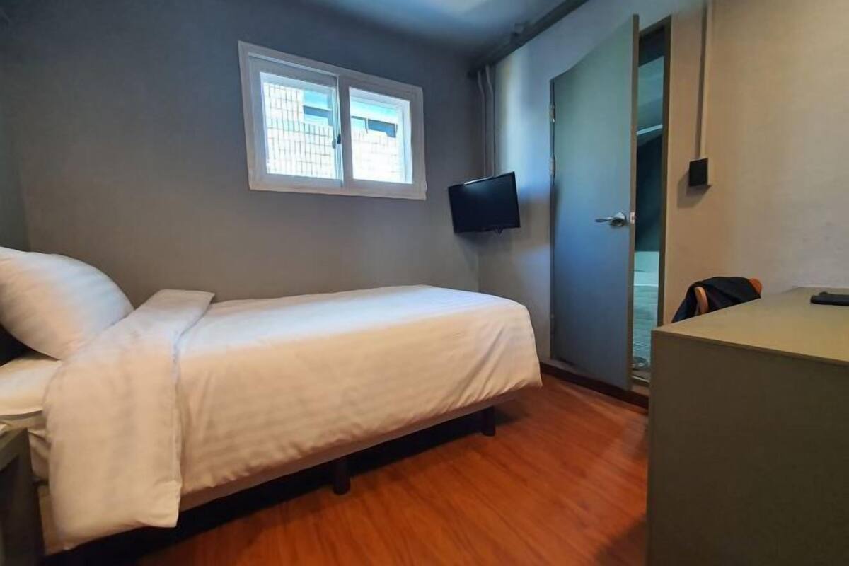 Ropa de cama de alta calidad y caja de seguridad en la habitación