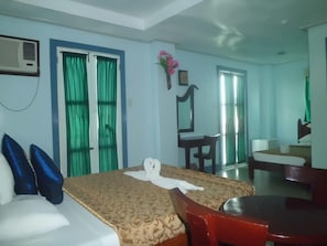 A hotel room with a bed, a desk, and a chair. - Bora Sky Hotel (Boracay Island)