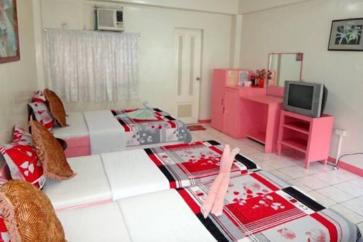 Deluxe Triple Room (Hot Shower) | Desk