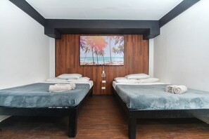 Quadruple Room | In-room safe, rollaway beds, free WiFi